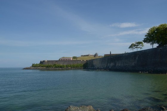 Here you can see El Morro on the top of the hill and "La Casa Rosada" just above the wall.
