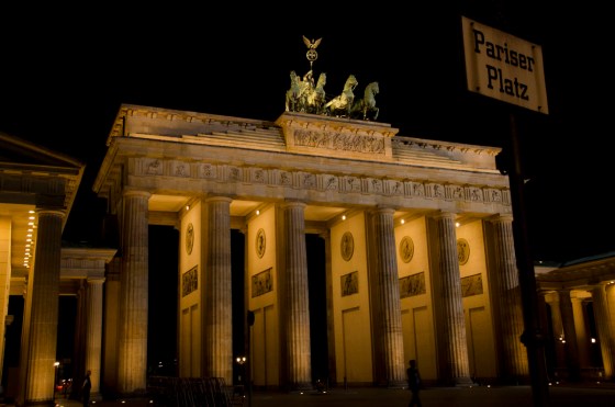 Frontal view of the Brandenburg Gate at night