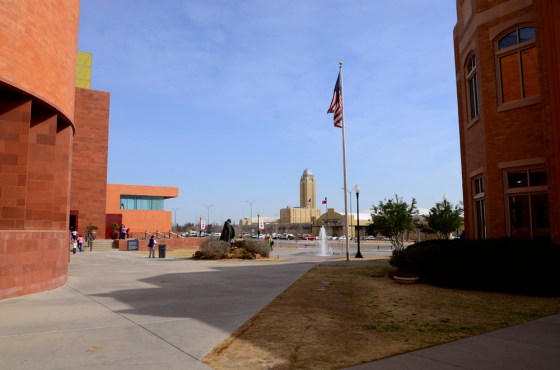 The Museum is part of a larger complex , the Fort Worth Cultural District, which also houses the Will Rogers Memorial Center, the Museum of Science and History, the Amon Carter Museum, the Kimbell Art Museum and the Modern Art Museum of Fort Worth.