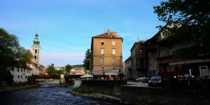 The overnight guests - enjoying a Saturday evening dining al fresco in the shadow of the castle with the merry babble of the river for accompaniment!
