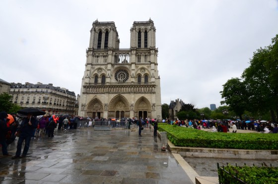 Look carefully at this picture: The people on the left side are almost to the cathedral entrance. That's more or less where we got in at the end of the line. I took this picture when we came out - the people on the right side of the picture are also in line - the line loops around behind me and the current end of the line was all the way back to the front of the cathedral.